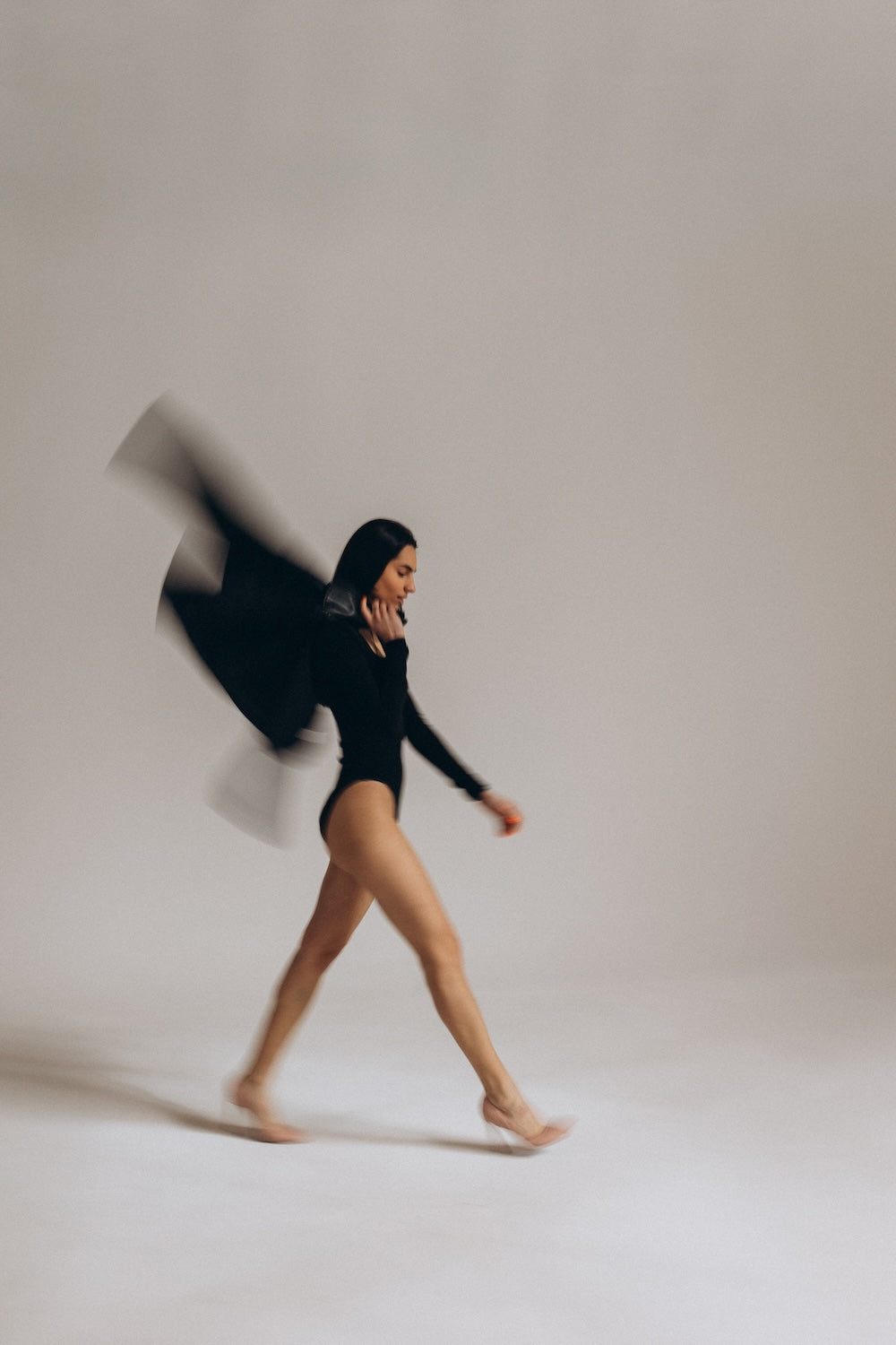 Body noir femme asymétrique – manches longues, col montant et épaulettes