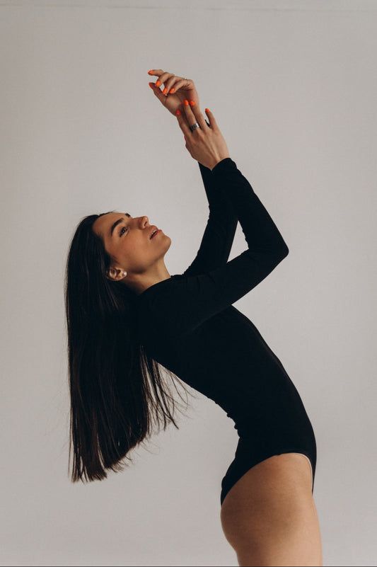 Body noir femme asymétrique – manches longues, col montant et épaulettes