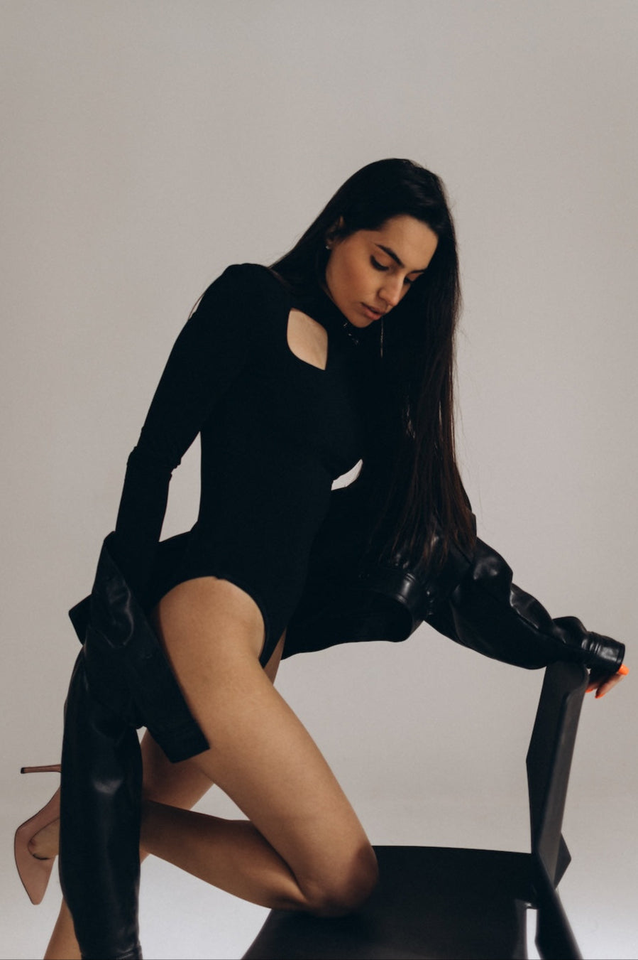 Body noir femme asymétrique – manches longues, col montant et épaulettes
