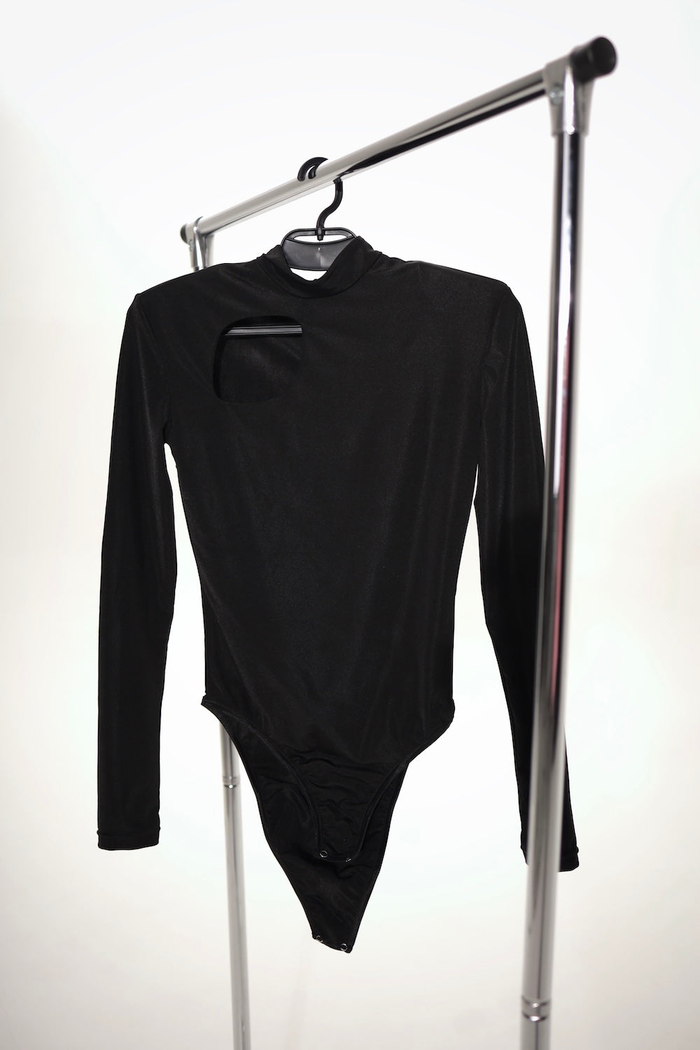 Body noir femme asymétrique – manches longues, col montant et épaulettes