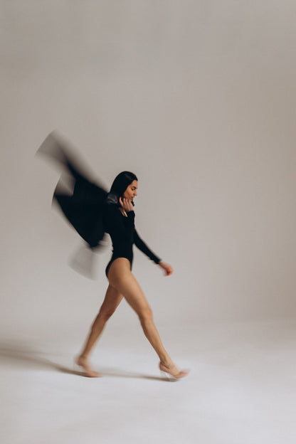 Body noir femme asymétrique – manches longues, col montant et épaulettes
